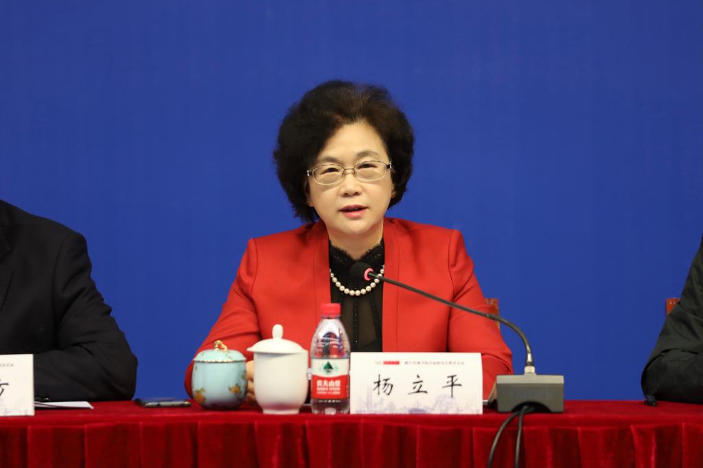 足球官网首届研究生教育会议举行(图2) 足球官网首届研究生教育会议举行(图2)